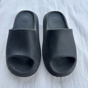 Adidas Yeezy Slide Onyx Sandals Men's size us 10